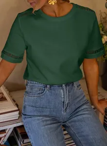 Detail von dunkelgrünem Rundhals-T-Shirt mit edler Spitzenstickerei an den Ärmeln