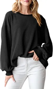 Gedetailleerd overzicht van een zwarte oversized dames sweatshirt met ribtextuur.
