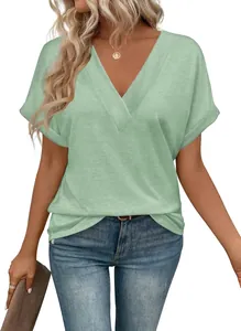Dettaglio della maglietta da donna verde menta con scollo a V, vestibilità ampia e maniche corte