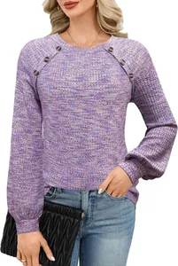 Detailweergave van paarse wafelgebreide top met raglanmouwen en knopen voor dames