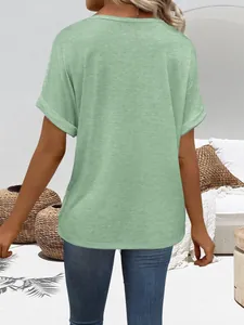 Vista posteriore di una t-shirt a maniche corte verde menta con scollo a V e vestibilità comoda.