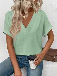 Dettaglio di una maglietta da donna verde chiaro con scollo a V e vestibilità comoda