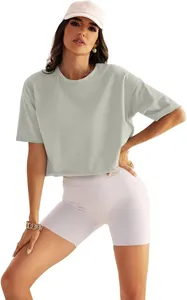 Detailansicht eines locker sitzenden bauchfreien Yoga-T-Shirts in einem trendigen Salbeigrün