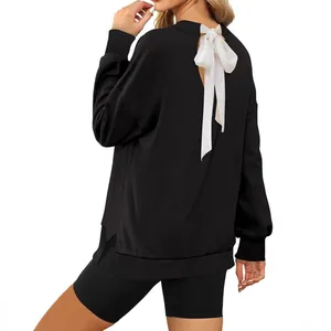 Sudadera negra informal de cuello redondo con elegante lazo blanco detrás