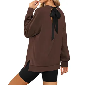 Sudadera marrón informal para mujer con cuello redondo y elegante lazo en la espalda