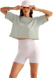 Lockeres salbeigrünes bauchfreies Sport-T-Shirt mit lila Yoga-Shorts für das Training