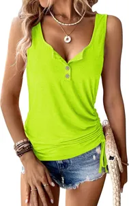 Détail du débardeur vert lime pour femme avec boutons à col en U et cordons.