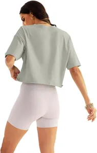 Rückansicht eines lockeren hellgrauen Crop-Sport-T-Shirts für Laufen und Yoga.
