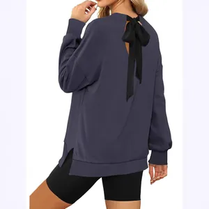 Elegante sudadera informal holgada para mujer en azul marino con un lazo de moda en la espalda