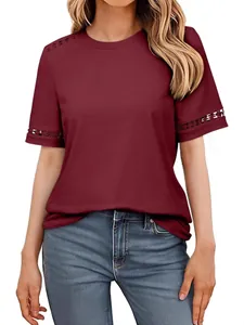 Lässiges weinrotes Damen-Kurzarm-T-Shirt mit eleganten Details aus hohler Spitze am Ärmel