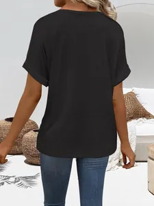 Vista posteriore di una t-shirt nera a maniche corte vestibilità comoda da donna