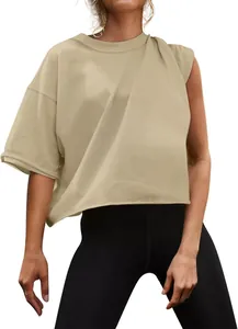 Detailansicht eines beigen asymmetrischen Damen-Sport-T-Shirts für Yoga und Fitness