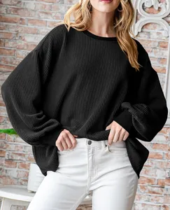 Detail van zwart gestreept sweatshirt met lange mouwen in een stijlvolle oversized pasvorm