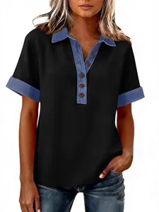 Damen-Polohemd in Schwarz mit kurzen Ärmeln sowie Kragen und Bündchen aus blauem Denim