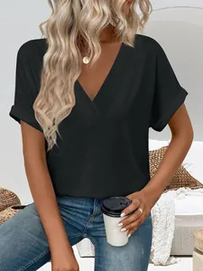 Vista dettagliata di una maglietta nera casual da donna con scollo a V e vestibilità comoda