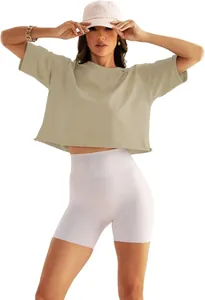 Detailansicht eines lockeren Khaki-Crop-Workout-T-Shirts kombiniert mit weißen Radlerhosen.