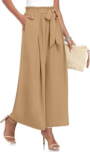Détail d'un pantalon large à taille haute avec tissu plissé et ceinture nœud