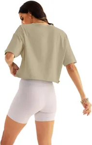 Rückansicht eines lockeren khakifarbenen Damen-Yoga-T-Shirts für Fitness und Sportaktivitäten