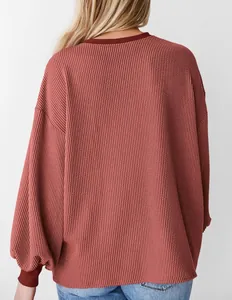 Gedetailleerd achteraanzicht van een terracotta getextureerd ruimvallend sweatshirt