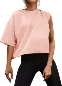 Nahaufnahme eines rosafarbenen asymmetrischen lockeren Yoga-Tops für Fitness und Sport