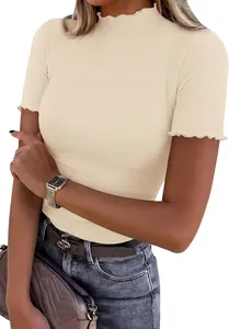 Détail d'un t-shirt côtelé pour femme avec col montant et bords à volants en beige