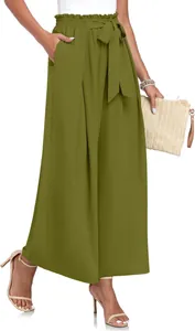 Détail d'un pantalon large taille haute vert olive avec ceinture à nœud et plissé