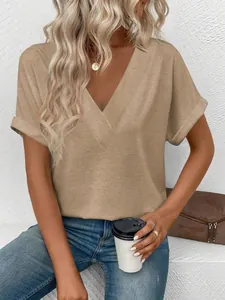 Dettaglio di una t-shirt casual color kaki da donna con scollo a V e maniche con risvolto