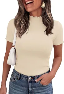 Gros plan sur un t-shirt beige à manches courtes côtelé pour femme avec col volanté