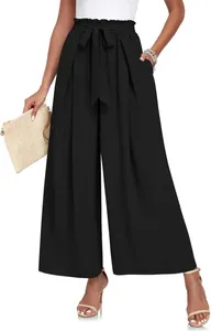 Pantalon large noir à taille haute, avec plis et une ceinture à nœud assortie.