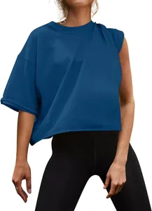 Detailansicht eines lockeren asymmetrischen blauen Sport-T-Shirts für Damen zum Laufen