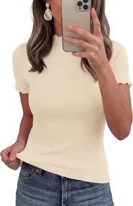 Détail d'un t-shirt côtelé beige à col montant avec manches et ourlet volantés féminins