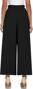 Vue arrière d'un élégant pantalon noir taille haute à jambes larges pour les femmes