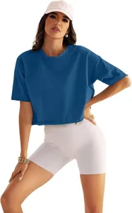Detailansicht eines blauen, locker sitzenden bauchfreien Sport-T-Shirts für Yoga