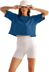 Vorderansicht eines Models in einem blauen, übergroßen Crop-Top-Sport-T-Shirt.