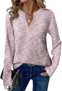 Detail van dames T-shirt met lange mouwen, V-hals en veelkleurige gespikkelde textuur