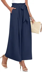 Vue détaillée d'un pantalon large bleu marine à taille haute avec une ceinture à nœud élégante