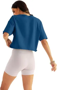 Rückansicht eines blauen, lockeren Sport-Crop-Tops für Yoga und Fitnessübungen