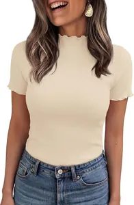 Gros plan d'un t-shirt beige à col montant côtelé et bords volantés pour femmes