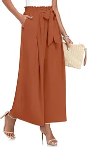 Vue détaillée d'un pantalon large rouille pour femme avec taille haute et ceinture à nœud.