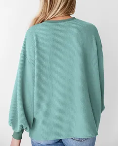 Achteraanzicht met de gedetailleerde wafelgebreide textuur van deze mintgroene trui