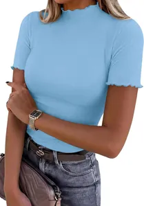 Détail du t-shirt bleu clair côtelé avec col montant à volants et manches courtes.