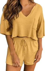 Dettaglio del set da casa 2 pezzi giallo da donna in maglia a nido d'ape con top scollo a V