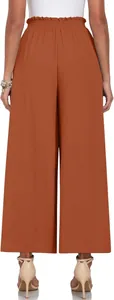 Vue arrière d'un élégant pantalon large plissé à taille haute de couleur orange rouille.