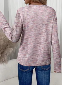 Gedetailleerd achteraanzicht van dames T-shirt met lange mouwen en gemêleerde stof