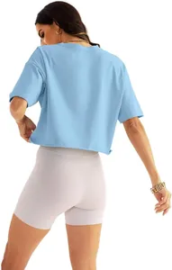Detailansicht der Rückseite eines hellblauen locker sitzenden bauchfreien Sport-T-Shirts