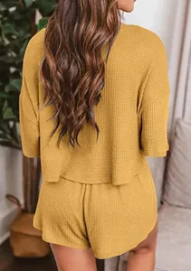 Vista posteriore di un set lounge in maglia waffle giallo senape con top corto e pantaloncini.