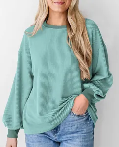 Detailweergave van blauwgroen geweven wafelgebreid sweatshirt met lange mouwen en losse pasvorm