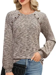Casual wafelgebreide top voor dames met ronde hals en mooie decoratieve knoopdetails