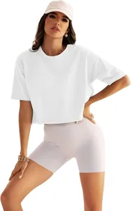 Detailansicht eines weißen bauchfreien Damen-Sport-T-Shirts für Yoga und Fitness