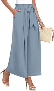 Vue détaillée d'un pantalon large plissé à taille haute bleu clair avec une ceinture